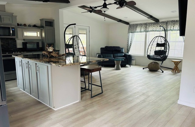 Luxury Cottage House Sophisticated and Comfortable bed and furnishings 75 in tv