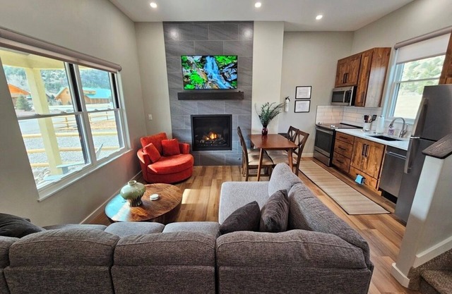 Luxury Cozy Mountain Cabin & River Retreat, Outstanding location. AC & WIFI 55A