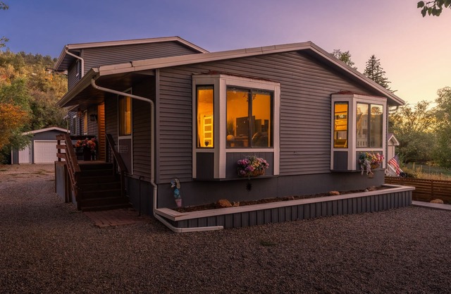 Luxury Durango Retreat, 5 Min to Downtown, Hot Tub, Views, Games, Pets Welcome!