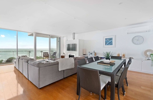 Luxury Esplanade Beach House - 2A Olivers Pde, Hayborough