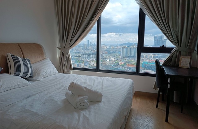 Luxury Family suites | Infinity Pool | City View |