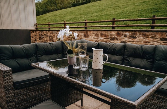 Luxury Farmhouse Sleeps 8 Hottub Brecon Beacons