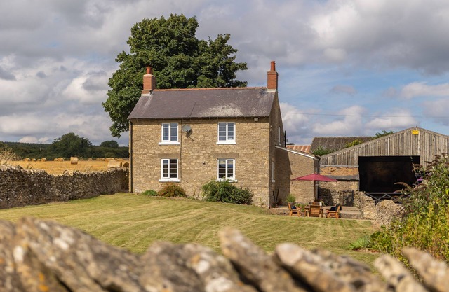 Luxury Farmhouse with stunning Views - Pet Friendly with Hot Tub