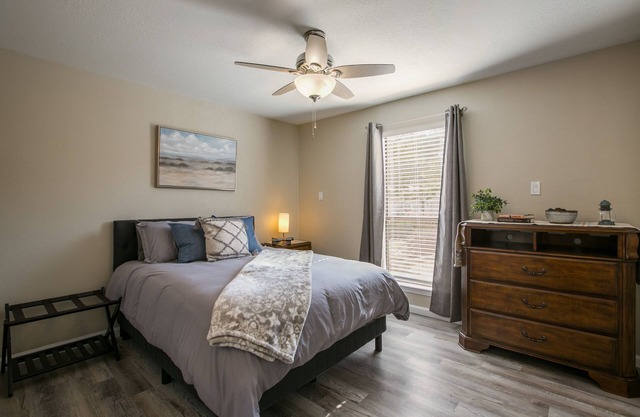 Luxury Foothills Apartment 15 Minutes to Balloon Fiesta Park!