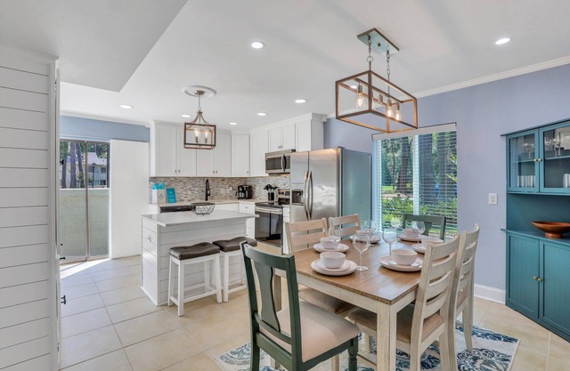 Luxury Hilton Head Townhome with pool and biking distance to beach