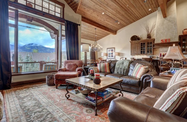 Luxury Home, Full Mountain Views, 5 Minutes to Historic Main St, Skiing, Golf
