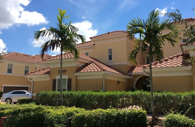 Luxury home in gated community 3 miles away from the Ft Myers airport (RSW).