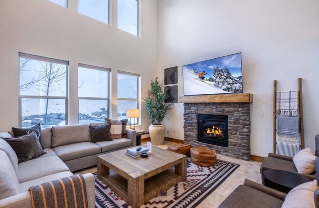 Luxury Home, Private Hot Tub & Grill, Amenities Galore, Minutes to Historic Main St!