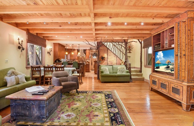 Luxury Home w/Hot Tub, Walk to Dog-Friendly Beach