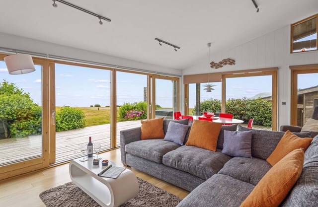 Luxury home with amazing sea views, shared swimming pool, gym, & sauna