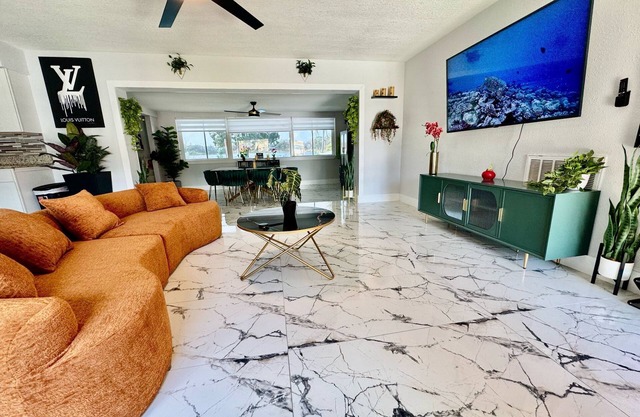 Luxury Lakefront Pool Near Orlando Airport & Disney