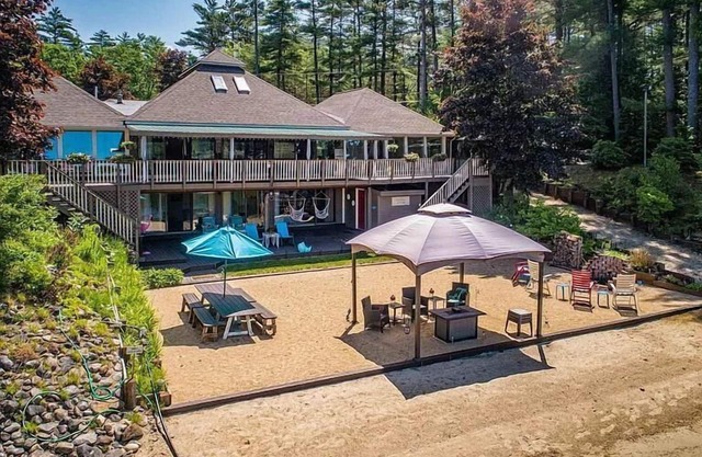 Luxury Lakehouse with Large Private Beach, Hottub, Tiki Bar, 100’ Covered Deck, and Dock