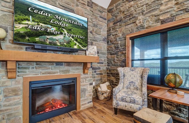 Luxury Lodge for 18, next to SDC, lake views, Indoor/Outdoor pools & splash pads