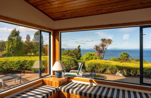 Luxury lodge with expansive views of Lake Taupo - private and quiet.