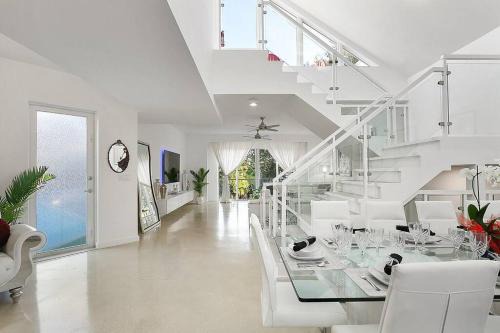 Luxury Mansion, Game Room, Pool, Rooftop, Skyline, Walk to Las Olas