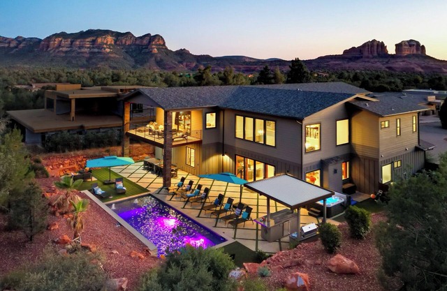 Luxury Mansion w/Pool, Spa, Views, Game room, Movie Theatre