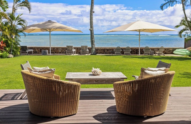 Luxury Moana Lani: Oceanfront Home w/Private Pool & Jacuzzi, Walk to the Beach