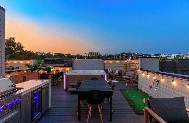 Luxury NEW Townhome- 9beds -rooftop with private hot tub- game room!
