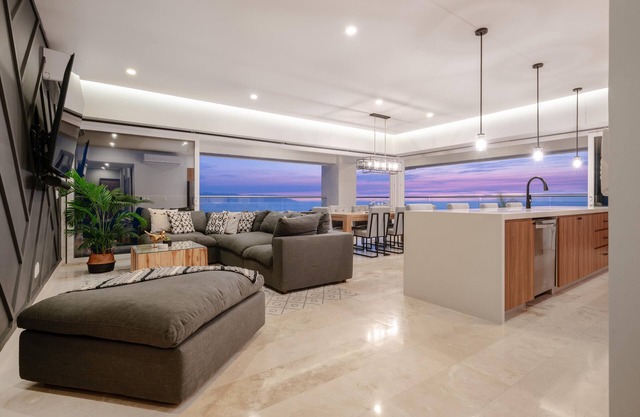 Luxury Oceanfront 4 BD Condo, 8 pools & rooftop! 4BD Condo for rent in North Hot