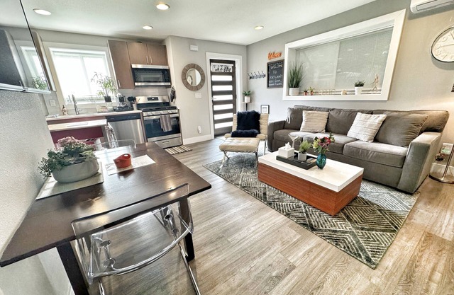 Luxury Private Apartment - Kitchen, Washer & Dryer, Sleeps 4, Prime Location!