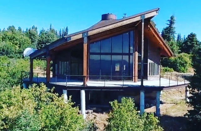 Luxury Private Cabin. Spectacular setting! Amazing Views, 80 acres, Hot Tub