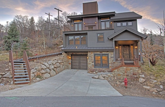 Luxury private home w/hot tub, steps from Main St. (sleeps 16)