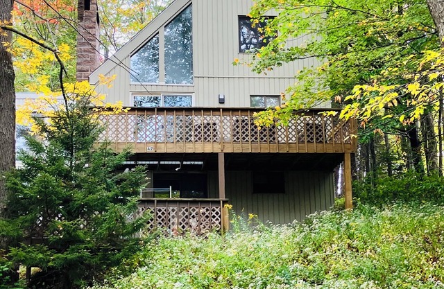 Luxury Renovated Mount Snow Chalet with Upscale Amenities– Sleeps 12!