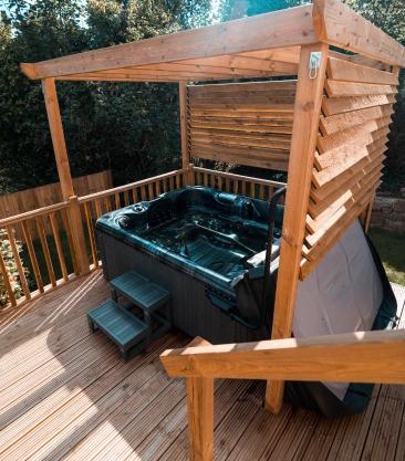 Luxury Renovated Bungalow with wheel chair access, Hot Tub and Fire Pit