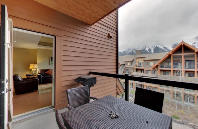 💙🌲Luxury Retreat for 4 w/Amazing Mtn. Views⛰Indoor Pool & Hot Tub☀️