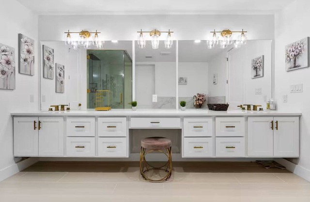 Luxury retreat in prime location close to entertainment, restaurants & shopping