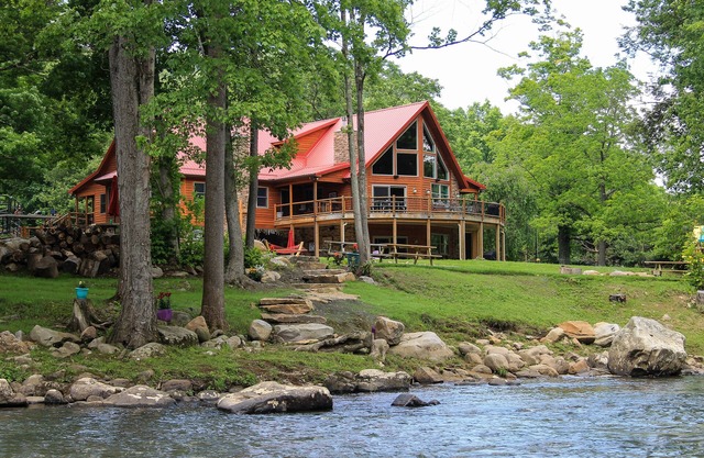 Luxury Riverfront Lodge sleeps 25 w/Heated Pool, Great for Family Reunions