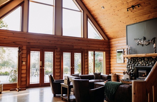 Luxury Riverside LodgenSleeps 10 - 4 ensuite bedrooms