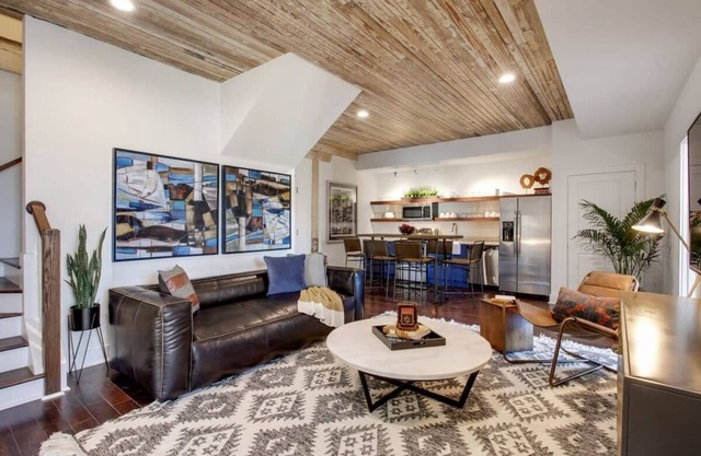 Luxury Savannah Condos | Downtown Nightlife