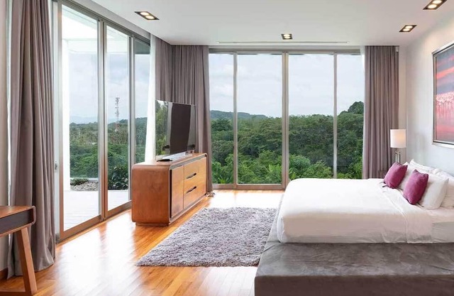 Luxury Seaview Villa in Phuket - 4 Bedrooms, Pet friendly