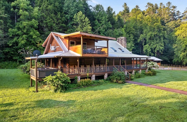 Luxury Secluded Cabin Rental w/Bunkhouse - 120 Acres - Private River Frontage!