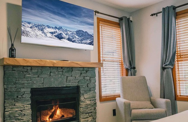 Luxury ski in/out Chalet with hot tub in Snow Pines