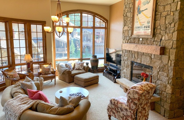 Luxury Ski in/Ski out town home, private hot tub, great for families and groups