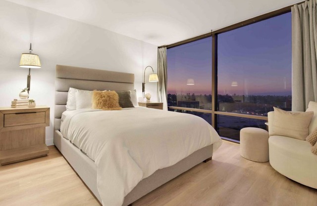 Luxury Smart Home w/Gorgeous Waterfront Retreat + Amazing Sunset Views