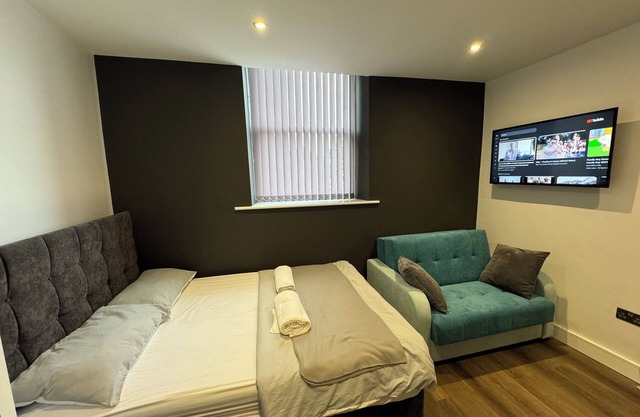 Luxury Southgate House 6 Bedroom 6 bathroom Jacuzzi Bath 2 Min M62 Free Parking