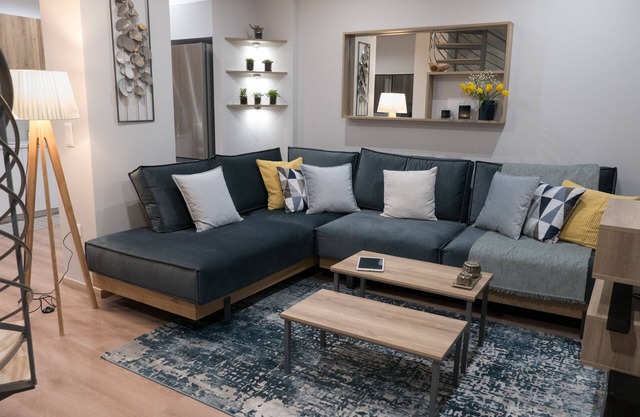 Luxury, Spacious, Cozy House, 5 mins walk to metro