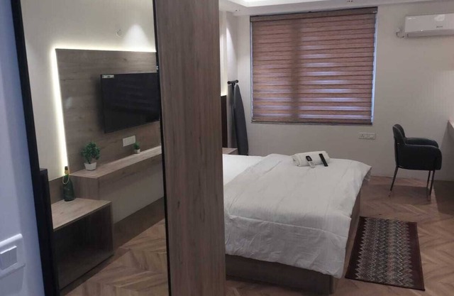 Luxury spacious rooms in central city opp. metro station 5 min from Pari Chowk