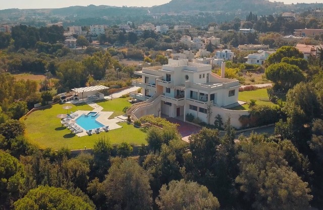 Luxury, spacious, private six bedroom villa