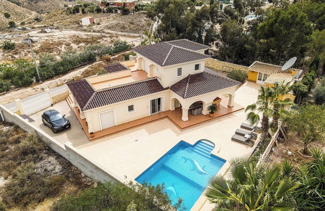 Luxury spanish villa with a great pool - 10 min from the beach!