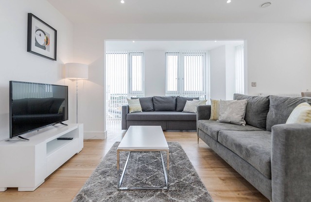 LUXURY STRATFORD APARTMENT