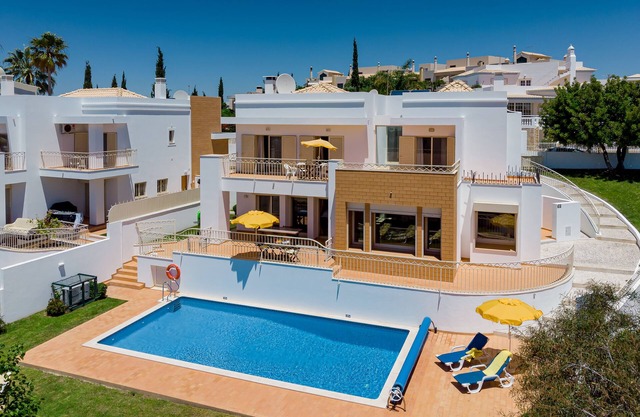 Luxury Stunning Villa in High Class Residential Area With Easy Access to Beaches