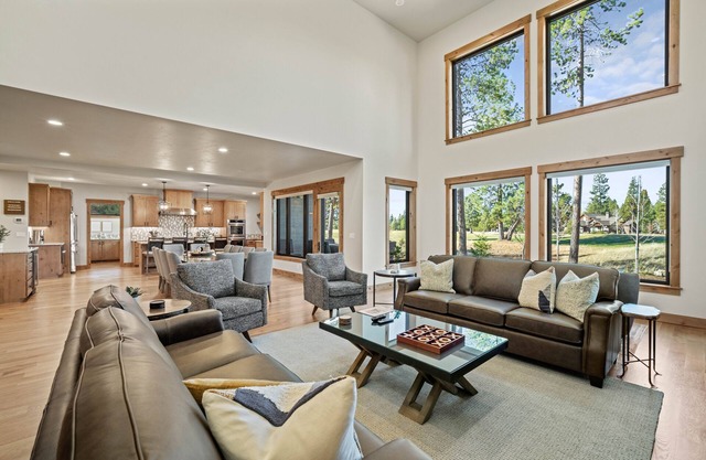 Luxury Sunriver Escape with BBQ, Hot Tub & Ping Pong