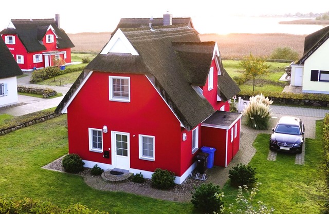 Luxury Thatched Cottage in a fantastic location on Breeger Bodden, the beach, fireplace, infrared cabin