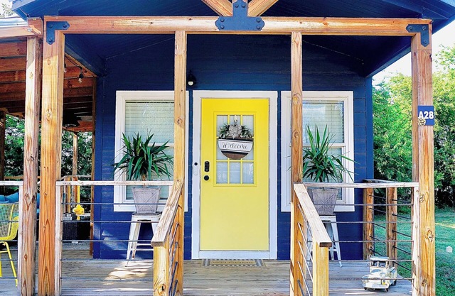 Luxury tiny cabin Pool & Hot tub minutes from Lake Travis and Lake Austin.