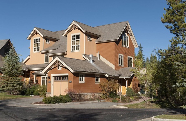 Luxury Townhome Just Steps to the Pool, The Exclusive Settlers Creek