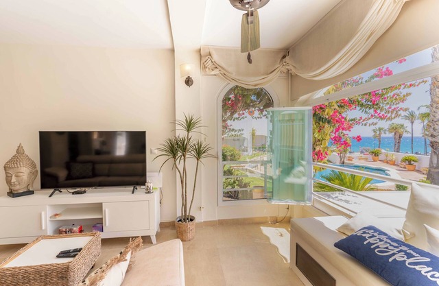 Luxury townhouse with sea views in ideal location for a percect holiday!